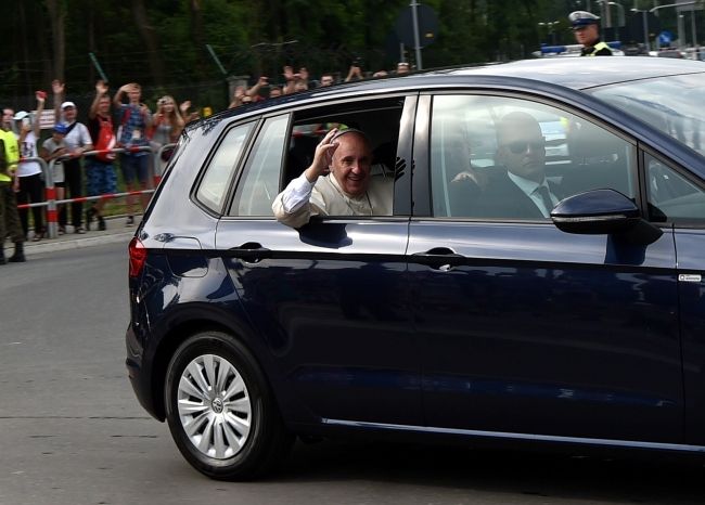 Samochód z papieżem Franciszkiem wyjeżdża z krakowskiego lotniska Balice, fot. PAP/Marcin Obara