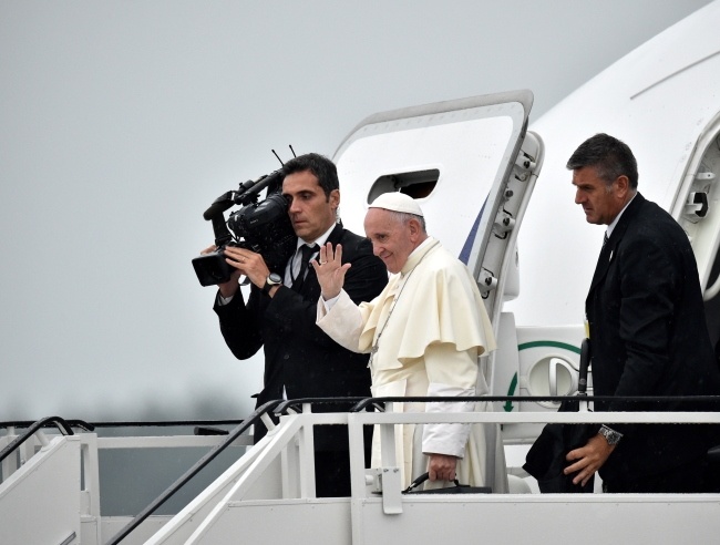 Papież Franciszek wsiada na pokład pasażerskiego Boeinga 787, fot. PAP/Radek Pietruszka