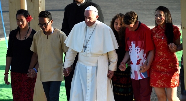 Papież Franciszek z grupą pielgrzymów przechodzi przez Bramę Miłosierdzia, fot. PAP/Jacek Turczyk