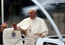 Papież Franciszek w papamobile, fot. PAP/Grzegorz Momot