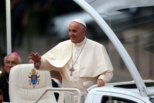 Papież Franciszek w papamobile, fot. PAP/Grzegorz Momot