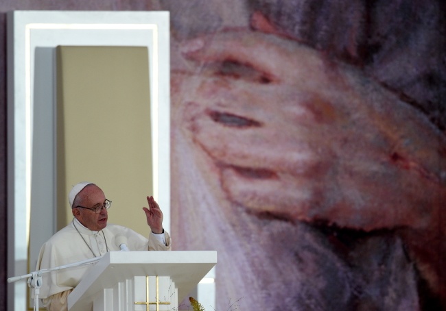 Papież Franciszek przemawia podczas ŚDM na krakowskich Błoniach. fot. PAP/Jacek Turczyk