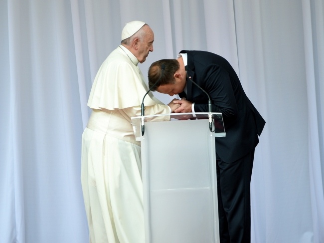 Papież Franciszek i prezydent Andrzej Duda, podczas oficjalnego powitania na Wawelu, fot. PAP/Jacek Turczyk