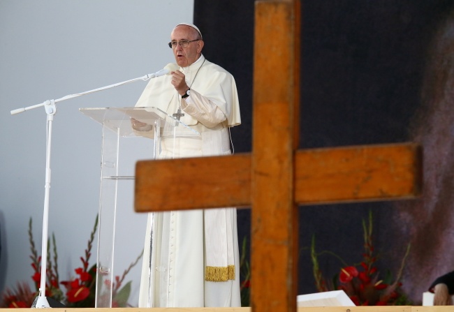 Papież Franciszek na Drodze Krzyżowej z udziałem młodzieży na krakowskich Błoniach. fot. PAP/Leszek Szymański