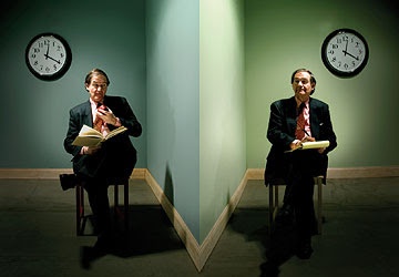 Roger Penrose czekający w kąciku muzycznym na finał teleturnieju (foto: David Berry, Discover Magazine)