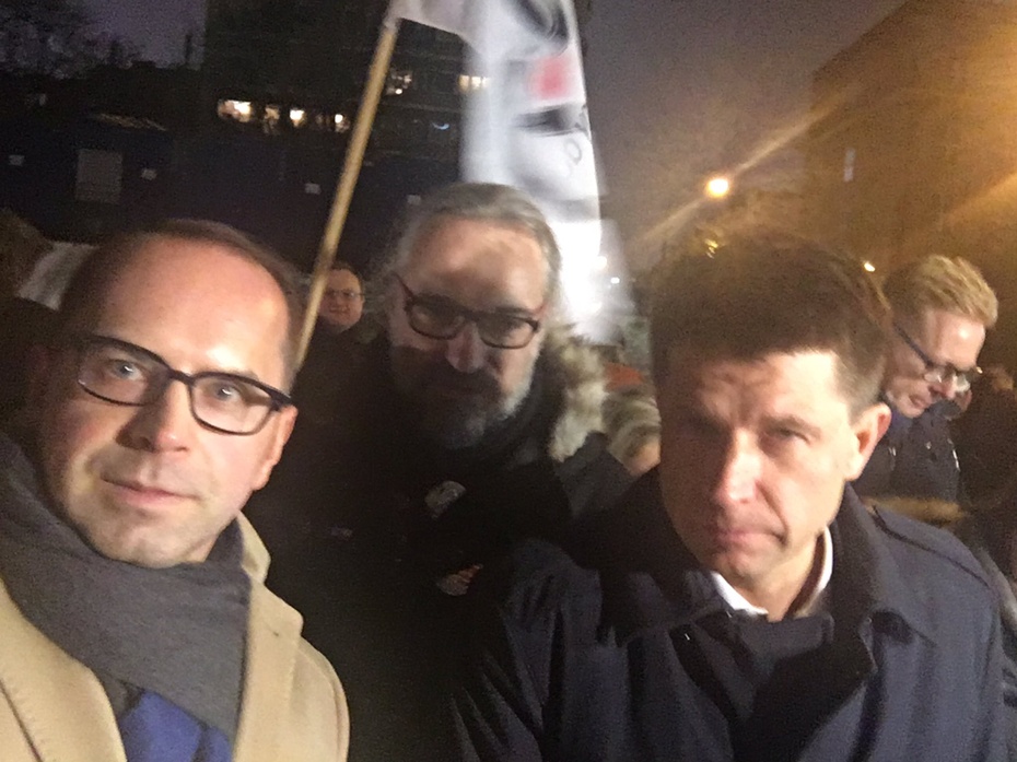 Opozycja protestuje pod Sejmem.
