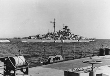 A tak chluba Kriegsmarine "Bismarck", nieznacznie mniejszy od "Hooda", ale pancernik i do tego nowy./ Fot Google