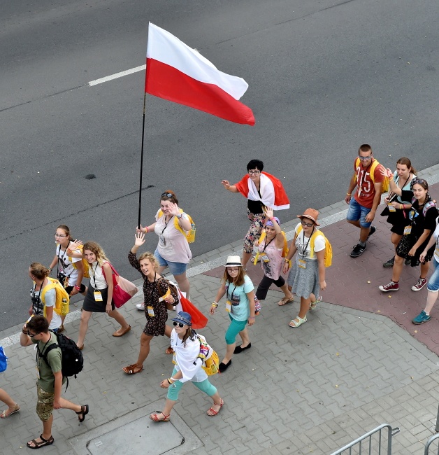 Pielgrzymi zbierają się na krakowskich Błoniach na ŚDM. fot. PAP/Jacek Bednarczyk