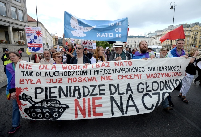 Demonstracja pod hasłem "Pieniądze dla głodnych, nie na czołgi", zorganizowana przez Inicjatywę Stop wojnie. fot. PAP/Bartłomiej