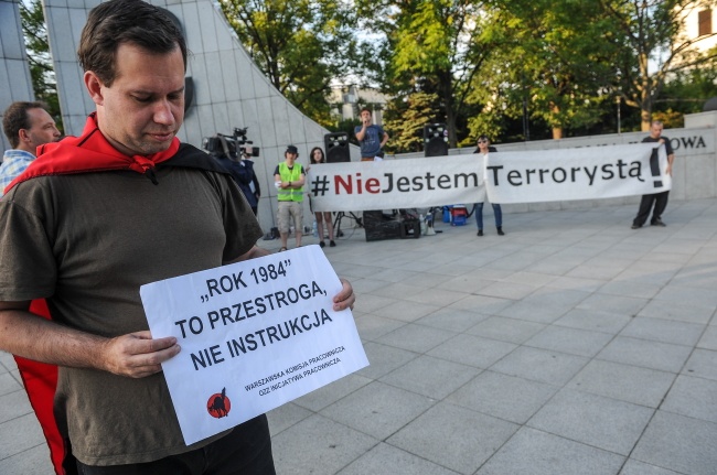 Demonstracja pod Sejmem przeciwko zapisom ustawy antyterrorystycznej. Fot. PAP/Marcin Obara