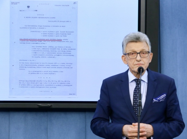 Stanisław Piotrowicz podczas konferencji prasowej w Sejmie, fot. PAP/Tomasz Gzell