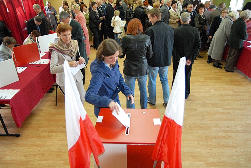 Głosowanie w lokalu wyborczym.
