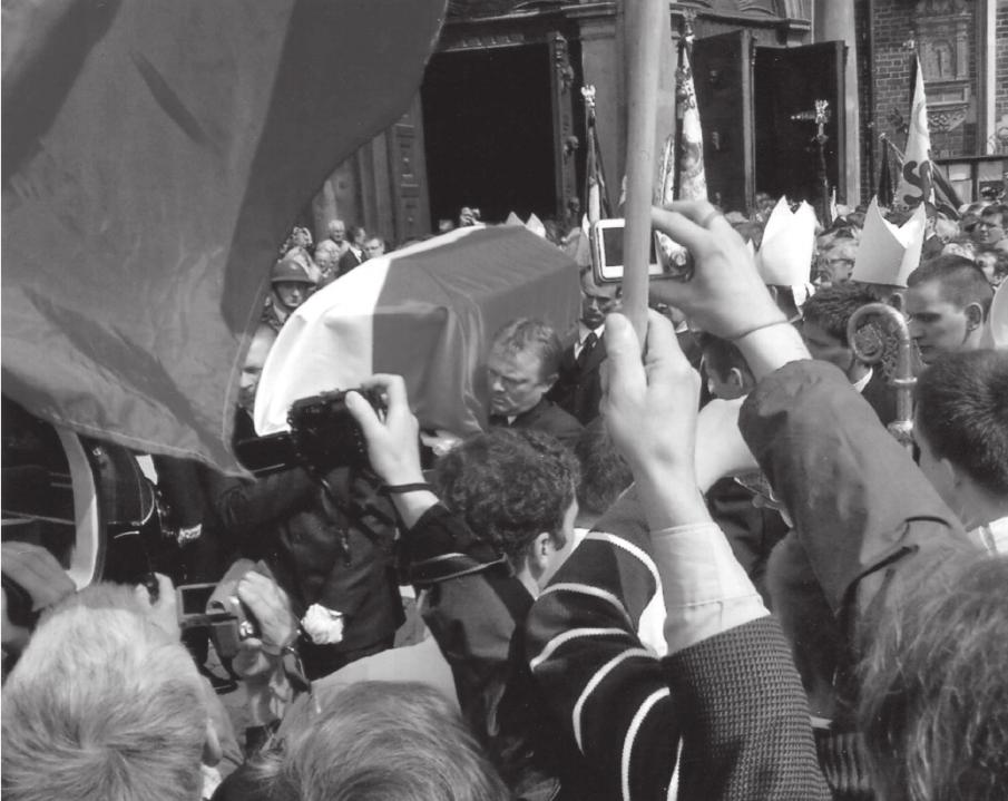 Uroczystości pogrzebowe Zbigniewa Wassermanna, 
Rynek Główny w Krakowie, 20 kwietnia 2010 roku (fot. archiwum rodzinne)