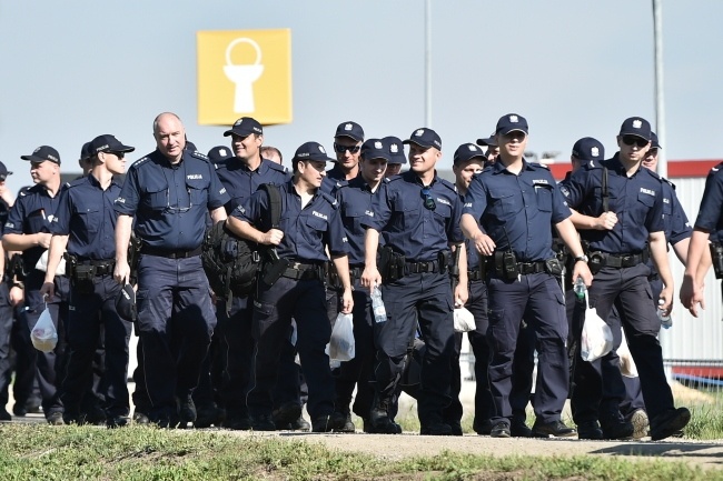 Policjanci na terenie Campusu Misericordiae w Brzegach, fot. PAP/Maciej Kulczyński