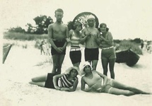 Jastarnia 1933. Plażowa rewia mód.