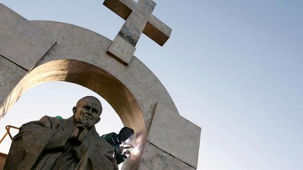 Pomnik Jana Pawła II w Ploermel / Twitter: @An_Renaissance