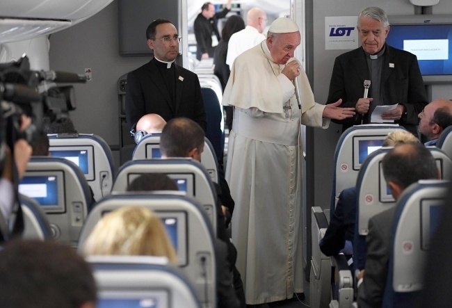 Papież rozmawia z dziennikarzami na pokładzie samolotu, fot. 	PAP/EPA/DANIEL DAL ZENNARO