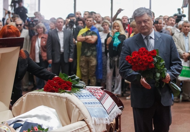 Poroszenko na pogrzebie dziennikarza Pawła Szeremeta, 22.07.2016. Fot. PAP/EPA/Roman Pilipey