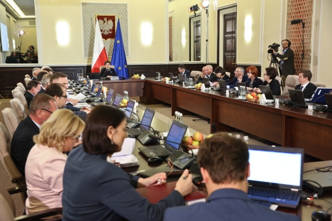 Posiedzenie Rady Ministrów. Ministrowie omawiają pół roku rządów. Fot. PAP/Rafał Guz