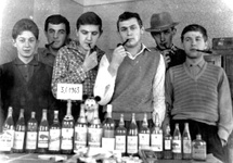 Rok 1963. Studencka praktyka robotnicza w śląskich kopalniach. Na drugim planie kampania miłośników wód wyskokowych
