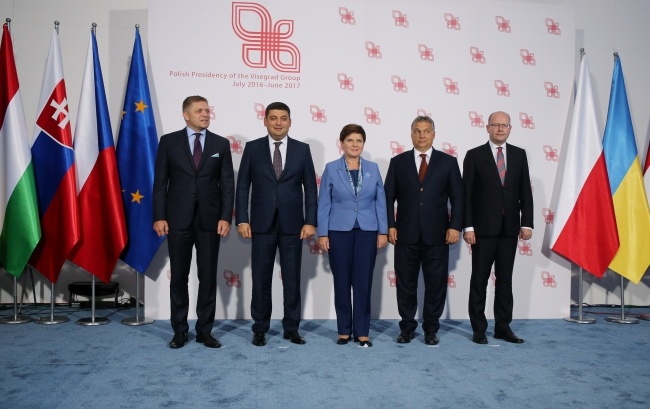 Od lewej: Robert Fico, Wołodymyr Hrojsman, Beata Szydło, Viktor Orban i Bohuslav Sobotka, fot. PAP/Grzegorz Momot