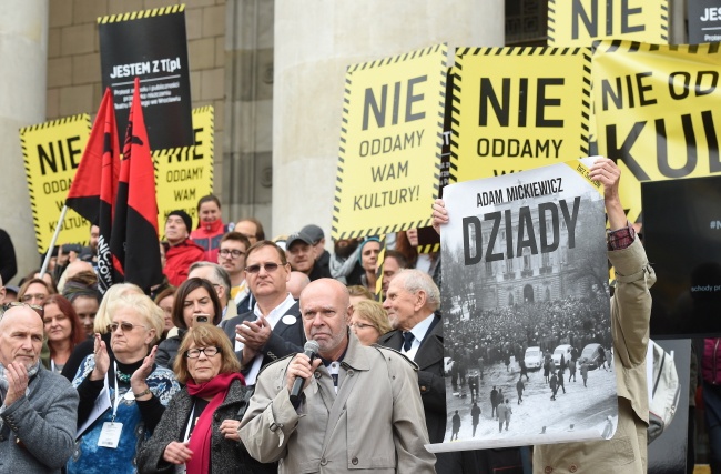 Protest artystów przed PKiN. Fot. PAP/Radek Pietruszka