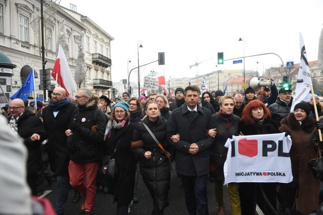 Protestujący w drodze pod Sejm, fot. PAP/Radek Pietruszka