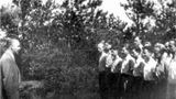 Maj 1944. Lasy falenickie. Promocja podchorążych. W pierwszym szeregu, piąty od lewej stoi plut. pdch.Czarny-Stanisław Sadkowski