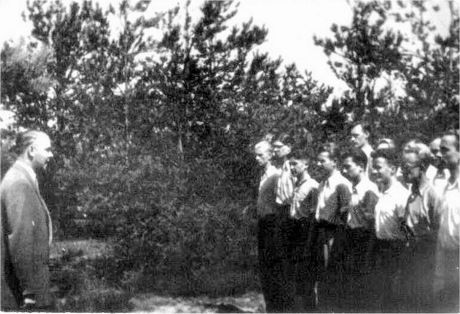 Maj 1944. Lasy falenickie. Promocja podchorążych. W pierwszym szeregu, piąty od lewej stoi plut. pdch.Czarny-Stanisław Sadkowski