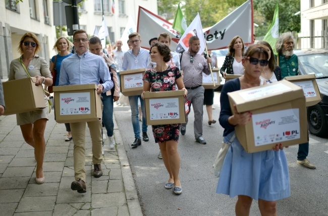 Uczestnicy akcji składają w Sejmie podpisy zebrane pod projektem ustawy liberalizującej prawo aborcyjne, fot. PAP/Jacek Turczyk