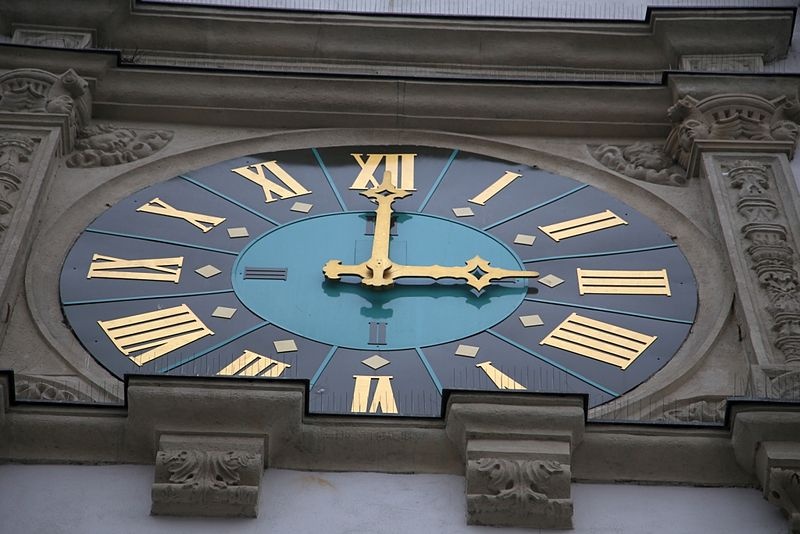 Ratusz lubań zegar.jpg, źródło: Wikimedia Commons