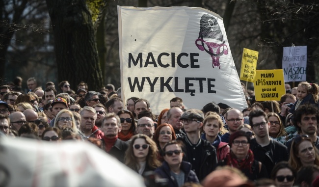 Manifestacja przeciwko ustawie antyaborcyjnej przed Sejmem. Fot. PAP/Jakub Kamiński