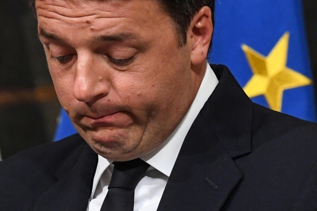 Premier Włoch Matteo Renzi po referendalnej porażce, fot.  	PAP/EPA/ALESSANDRO DI MEO