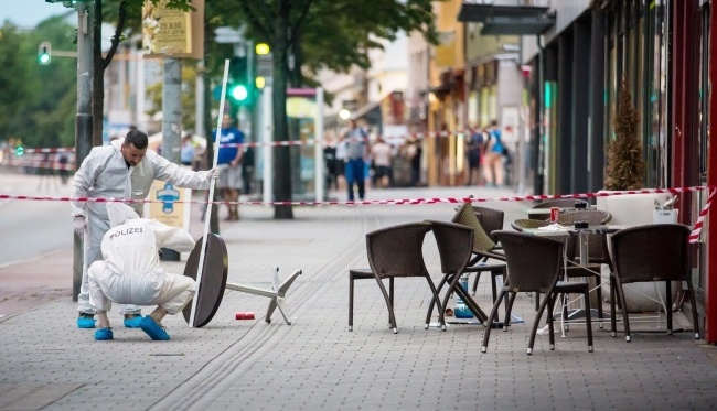 Policjanci pracują na miejscu ataku w Reutlingen, fot. PAP/EPA/CHRISTOPH SCHMIDT