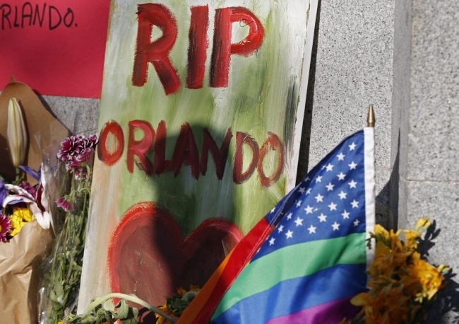 Miejsce strzelaniny, pod klubem Orlando, fot. PAP/EPA/LARRY W. SMITH