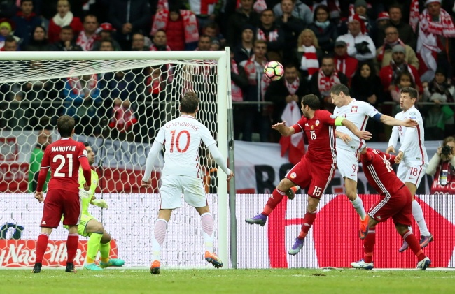Robert Lewandowski strzela gola przeciwko Armenii. Fot. PAP/Leszek Szymański