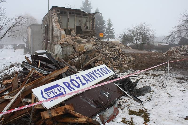 zniszczony dworzec PKP w Różanymstoku