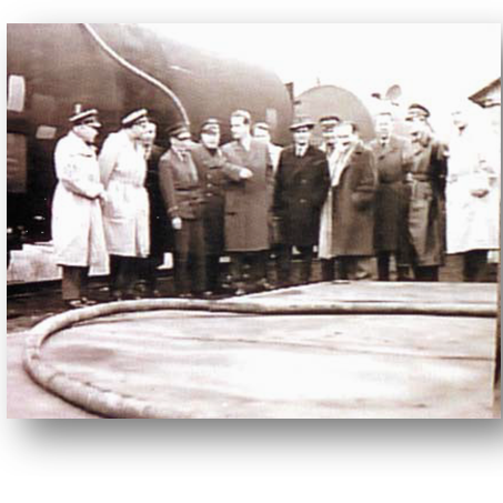 Pierwsza ropa naftowa ze złoża Rybaki płynie do cystern przy oficjalnych świadkach. Źródło: "Szejk" 101 s. 12 PGNiG Zielona Góra