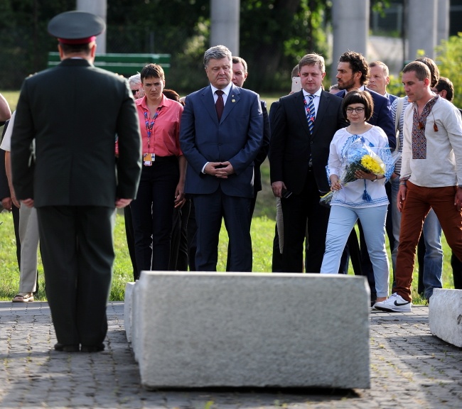 Ukraińska delegacja pod pomnikiem Rzezi Wołyńskiej. Fot. PAP/Marcin Obara