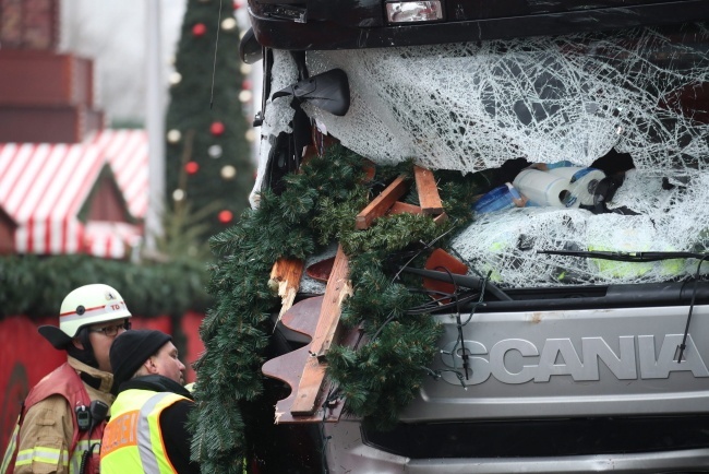 Ciężarówka, którą terrorysta dokonał zamachu w Berlinie, fot. PAP/EPA/MICHAEL KAPPELER