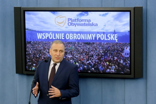 Przewodniczący Platformy Obywatelskiej Grzegorz Schetyna podczas konferencji prasowej w Sejmie, fot. PAP/Paweł Supernak