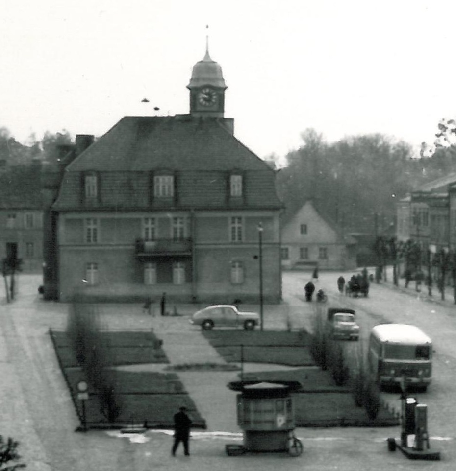 Rynek Kórnika (Plac Niepodległości) w 1961 r. Na prawo od ratusza – elewacja narożnego domu z XVIII w. Fragm. fot. E. Linette
