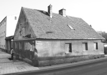 Dom przy rynku (Pl. Niepodległości 50) w Kórniku – o dziwo, unikatowy zabytek w skali Wielkopolski. 
 Fot. M. Potocki, I 2015