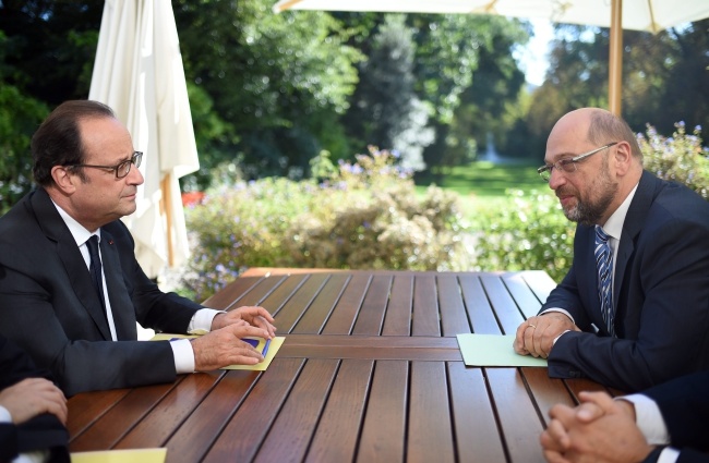 Martin Schulz rozmawia z prezydentem Francji. Fot. EPA/STEPHANE DE SAKUTIN
