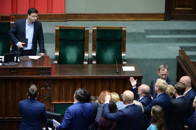 Wicemarszałek Stanisław Tyszka i posłowie podczas debaty o projekcie "Stop Aborcji", fot. PAP/Jacek Turczyk