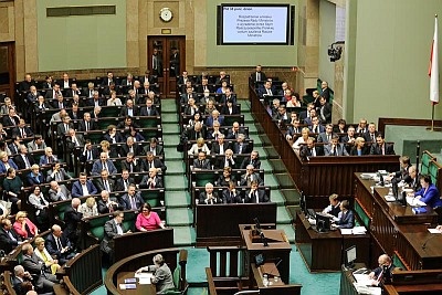 Sejm przegłosowal trzy ustawy, m.in. nowe przepisy podatkowe, fot. Wikimedia Commons