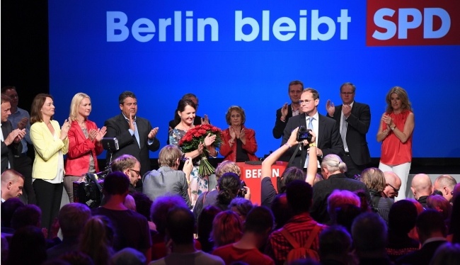 Przedstawiciele SPD cieszą się ze zwycięstwa w Berlinie, fot. PAP/EPA/BERND VON JUTRCZENKA