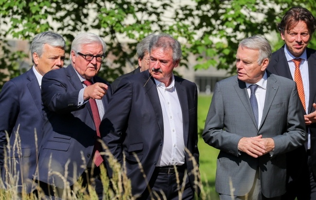 Jean-Marc Ayrault (drugi z prawej) i Frank-Walter Steinmeier (drugi z lewej), fot. PAP/EPA/KAY NIETFELD