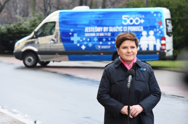 Premier Beata Szydło promuje program "500 plus". Fot. PAP/Radek Pietruszka
