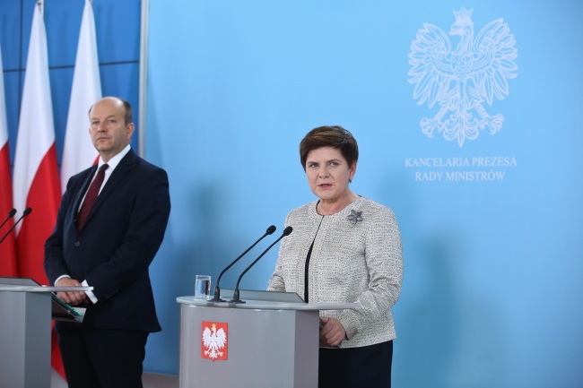 Premier Beata Szydło i minister zdrowia Konstanty Radziwiłł podczas konferencji prasowej. fot.PAP/Rafał Guz